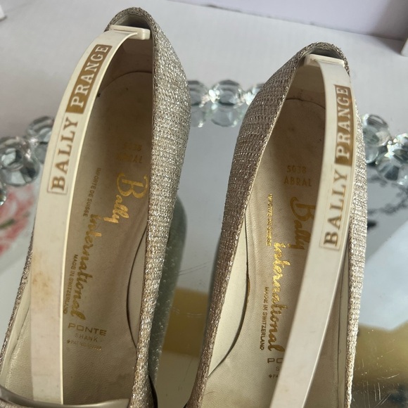 Bally vintage 1960’s Gold  glitter Heels  size 4D but feat 6.5 to 7 USA - Picture 5 of 13